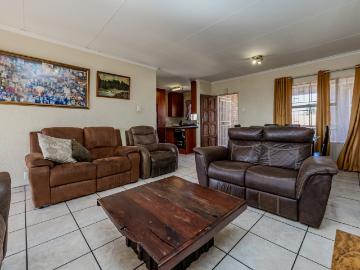 2 Bedroom Apartment / Flat For Sale in Vanderbijlpark SE 2