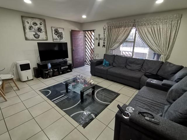 2 Bedroom Apartment / Flat For Sale in Vanderbijlpark SW 5