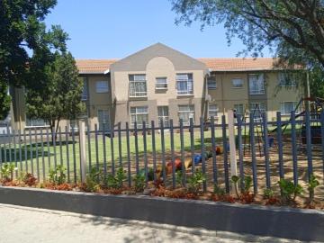2 Bedroom Apartment / Flat For Sale in Verwoerdpark