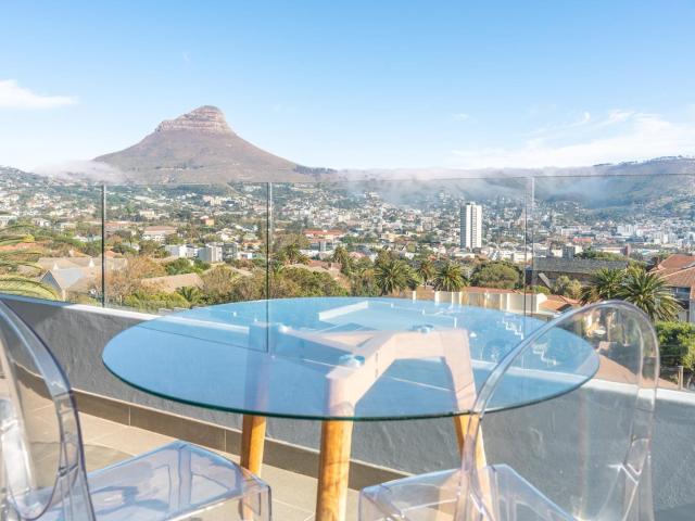 2 Bedroom Apartment / Flat For Sale in Vredehoek