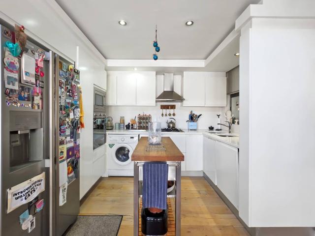 2 Bedroom Apartment / Flat For Sale in Vredehoek