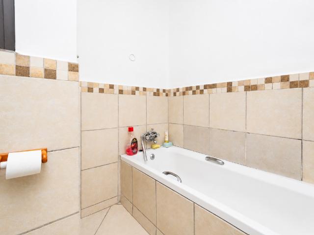 2 Bedroom Apartment / Flat To Rent in Tulisa Park