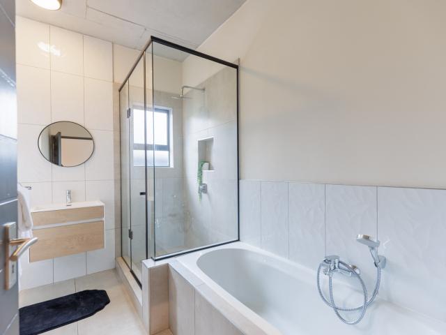 2 Bedroom Apartment / Flat To Rent in Waterkloof Park