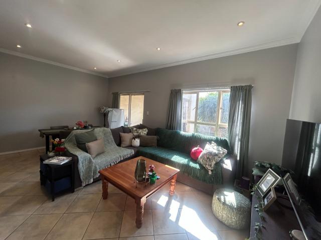 2 Bedroom Apartment / Flat To Rent in Boardwalk Villas