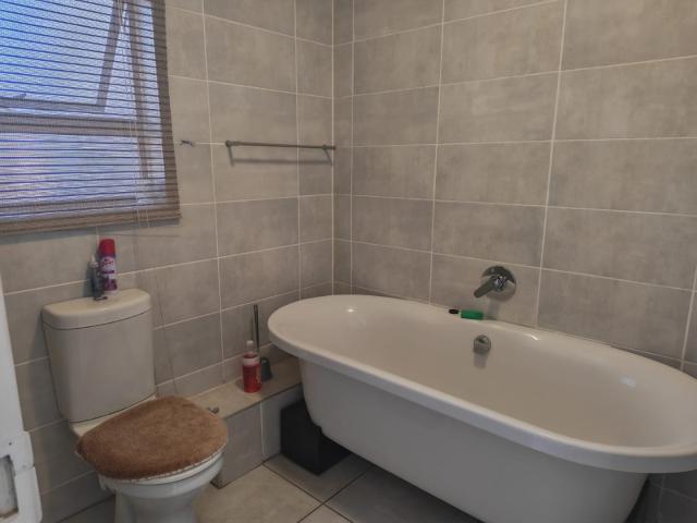 2 Bedroom Apartment / Flat To Rent in Blyde Riverwalk Estate
