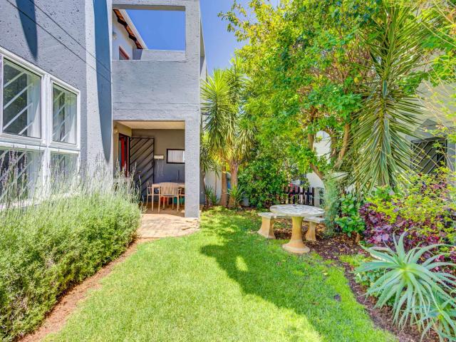 2 Bedroom Apartment / Flat To Rent in Bryanston East