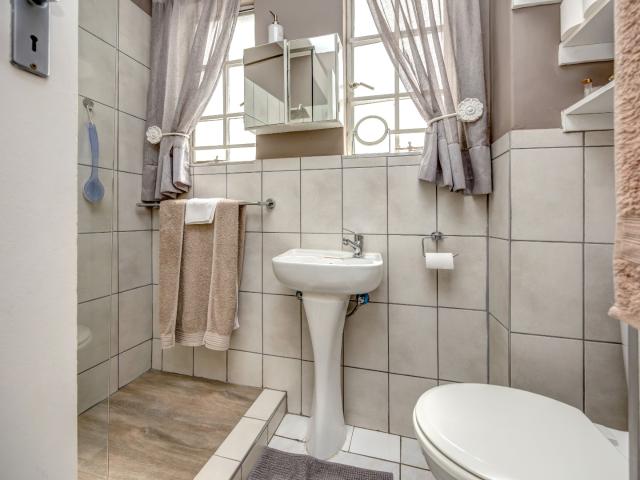 2 Bedroom Apartment / Flat To Rent in Bryanston East