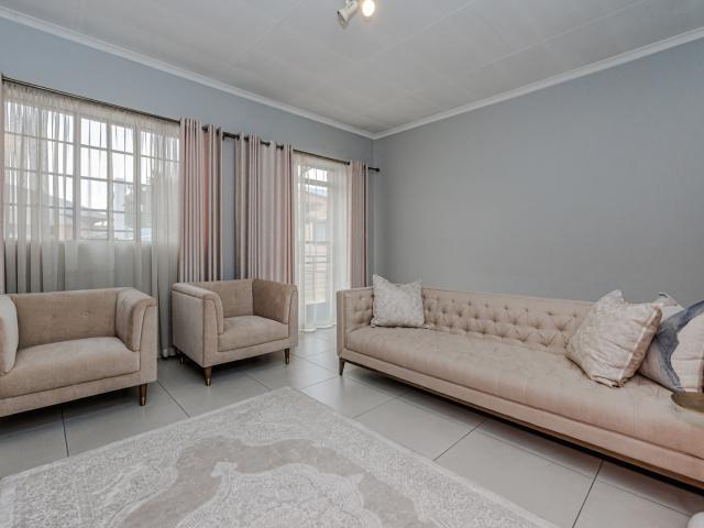 2 Bedroom Apartment / Flat To Rent in Helderkruin