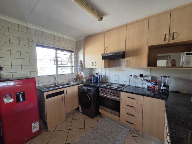 2 Bedroom Apartment / Flat To Rent in Leeuwenhof Estate