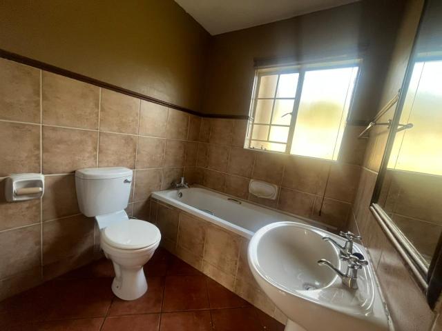 2 Bedroom Apartment / Flat To Rent in Mooikloof