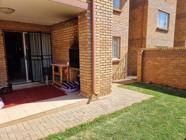 2 Bedroom Apartment / Flat To Rent in Olympus AH