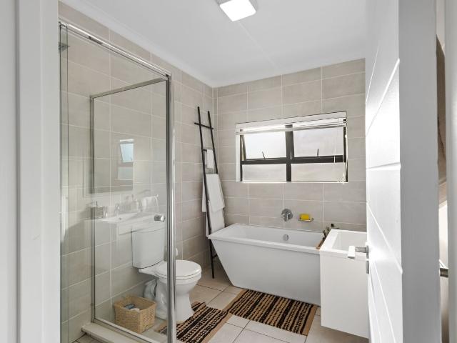 2 Bedroom Apartment / Flat To Rent in Paardevlei