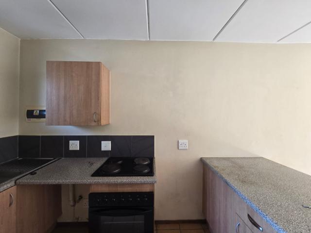 2 Bedroom Apartment / Flat To Rent in Rooihuiskraal North