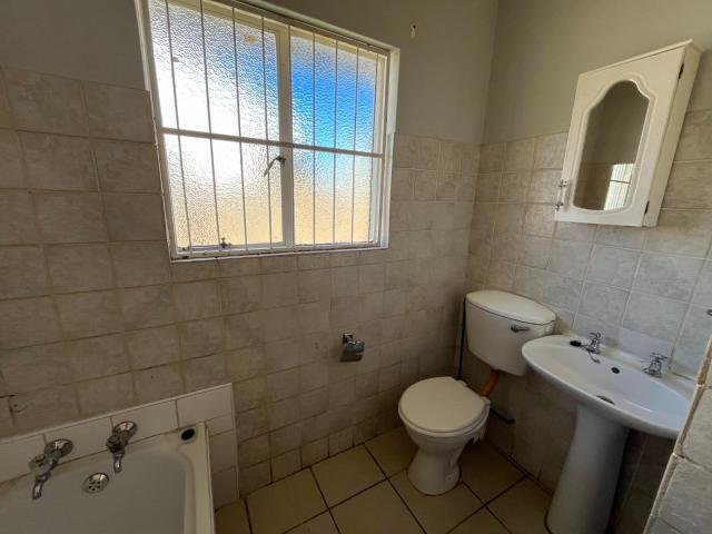 2 Bedroom Apartment / Flat To Rent in Roylglen Gardens