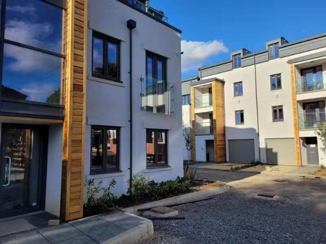 2 bedroom apartment for rent in Manor Farm Court, Lime Avenue.