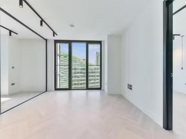 2 bedroom apartment for rent in One Crown Place, Sun Street, L.