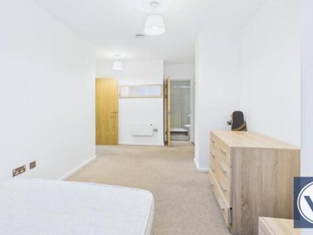 2 bedroom apartment for rent in One Smithfield Square, M4