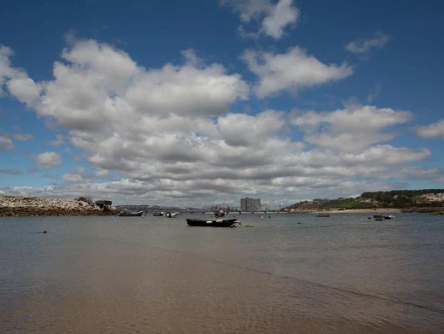 2 bedroom apartment for rent in Almada, smoking allowed