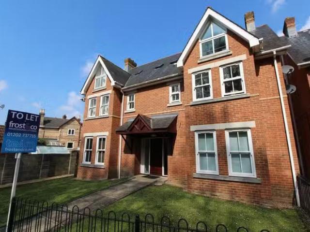 2 bedroom apartment for rent in Approach Road, Ashley Cross, P.