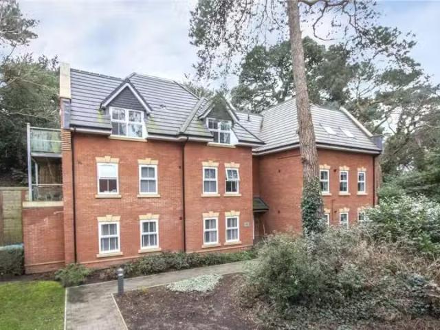 2 bedroom apartment for rent in Bournemouth Road, Ashley Cross.