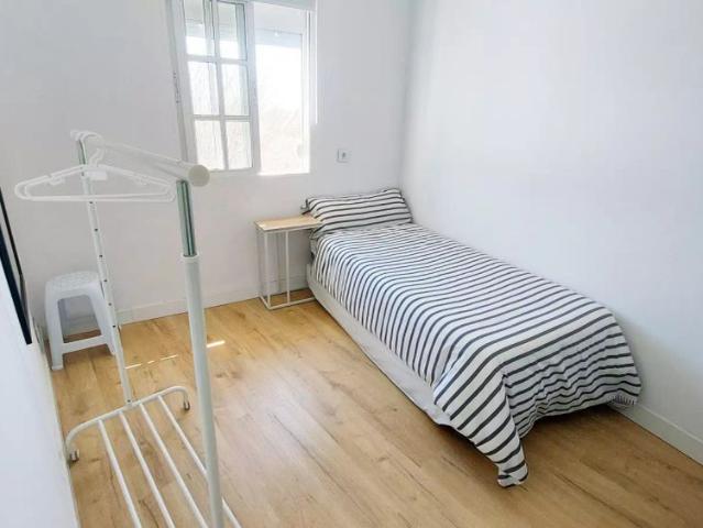 2 bedroom apartment for rent in Ciudad Jardín, some bills included