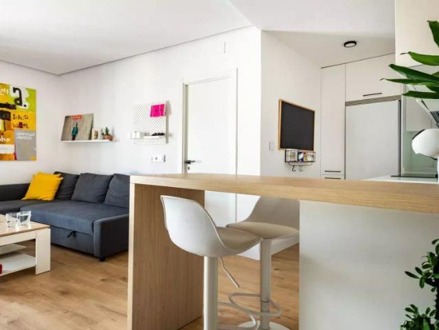2 bedroom apartment for rent in Ciudad Jardín, some bills included