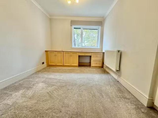 2 bedroom apartment for rent in Copper Beeches, 40 School Lane.