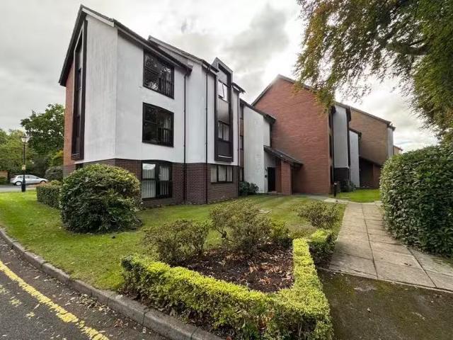 2 bedroom apartment for rent in Copper Beeches, 40 School Lane.