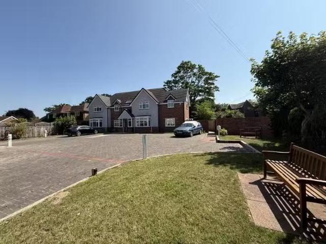 2 bedroom apartment for rent in Cornerways, Balsall Street Eas.
