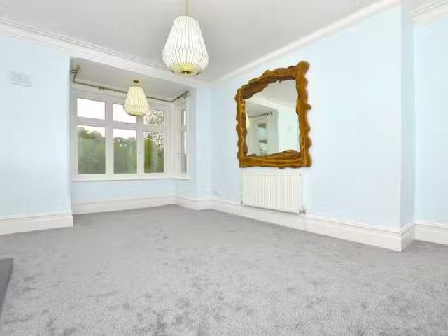 2 bedroom apartment for rent in Croydon Road, Caterham, Surrey.