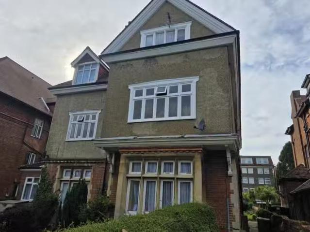 2 bedroom apartment for rent in Earls Avenue, Folkestone, Kent.