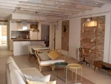 2 bedroom apartment for rent in El Raval. Perfect for professionals, couples, and students