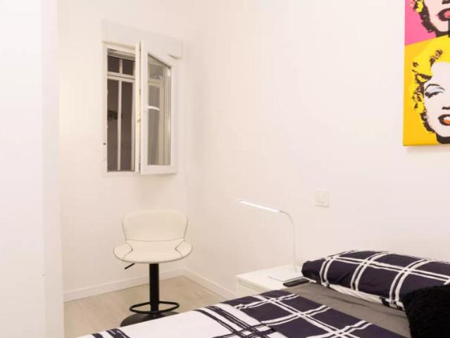 2 bedroom apartment for rent in Embajadores, no pets or smoking
