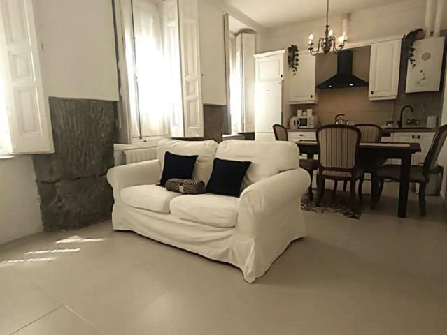 2 bedroom apartment for rent in Embajadores, professionals or students only