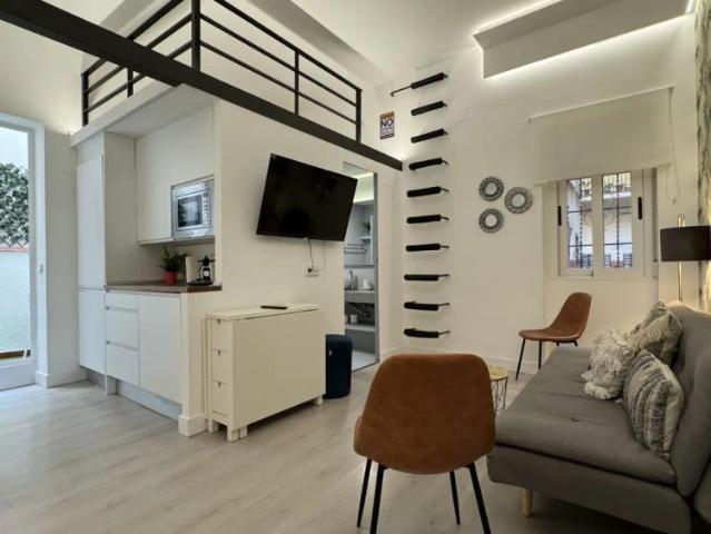 2 bedroom apartment for rent in Embajadores
