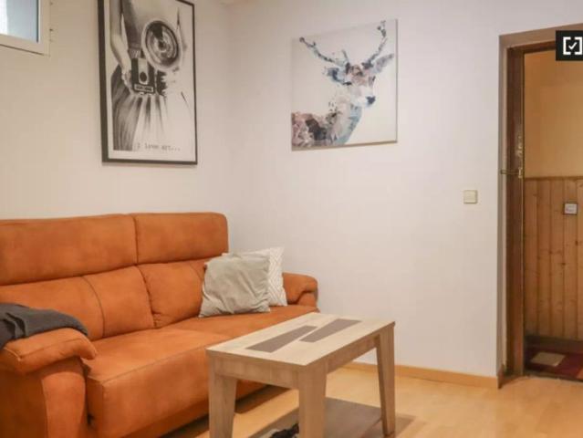 2 bedroom apartment for rent in Embajadores, smoking allowed