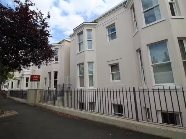2 bedroom apartment for rent in Flat 16, 56 Russell Terrace, L.