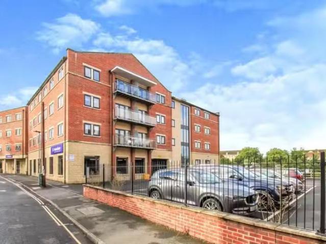 2 bedroom apartment for rent in Fortescue House, Court Street.