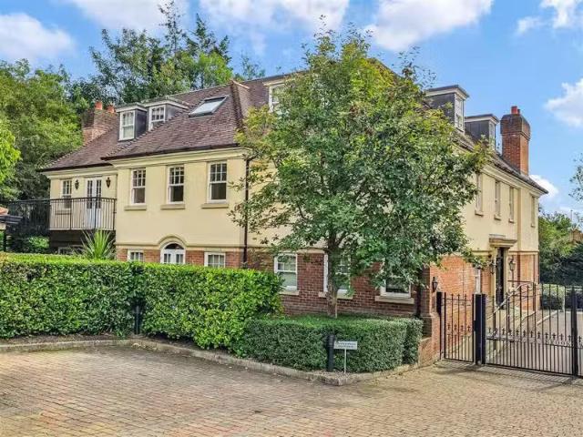 2 bedroom apartment for rent in Georges Wood Road, Brookmans P.