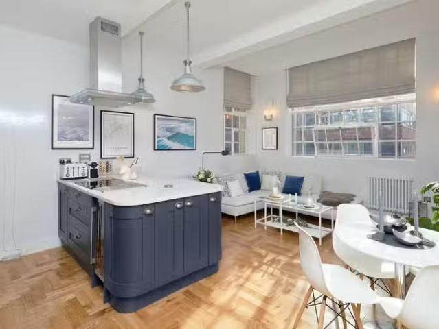 2 bedroom apartment for rent in Great Charles Street, Queenswa.