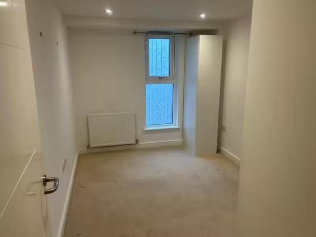 2 bedroom apartment for rent in Kings Road, Brentwood, Esinter.