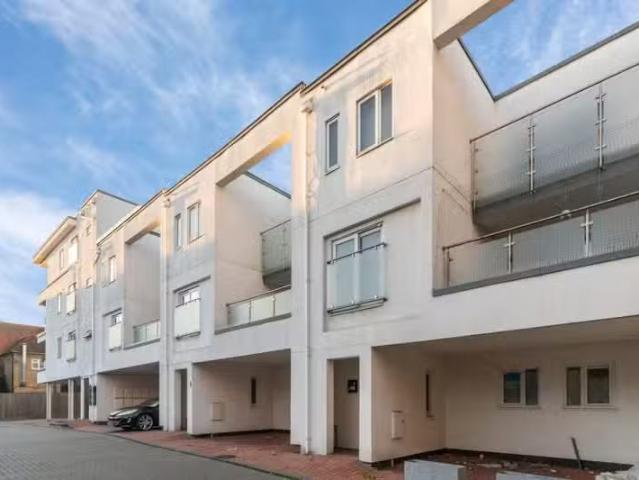 2 bedroom apartment for rent in Lakedale Court, Crayford, DA1