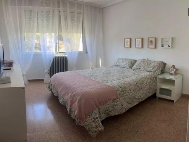 2 bedroom apartment for rent in Lloma Badada, Alicante, all bills included, perfect for women