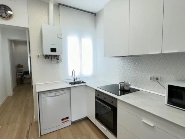 2 bedroom apartment for rent in Pacífico, Madrid
