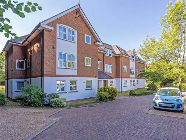 2 bedroom apartment for rent in Poets Court, Milton Road, Harp.