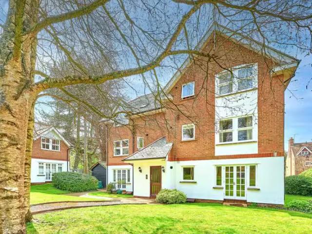 2 bedroom apartment for rent in Poets Court, Milton Road, Harp.