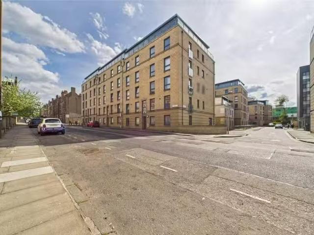2 bedroom apartment for rent in Robertson Avenue, Gorgie, Edin.