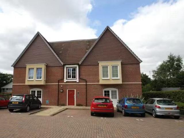 2 bedroom apartment for rent in Sandhill House, Peel Close, Ve.