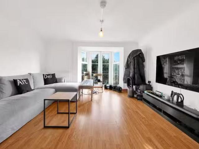 2 bedroom apartment for rent in Sheldon House, Falmouth Avenue.