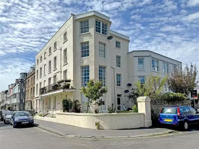 2 bedroom apartment for rent in South Terrace, Littlehampton.